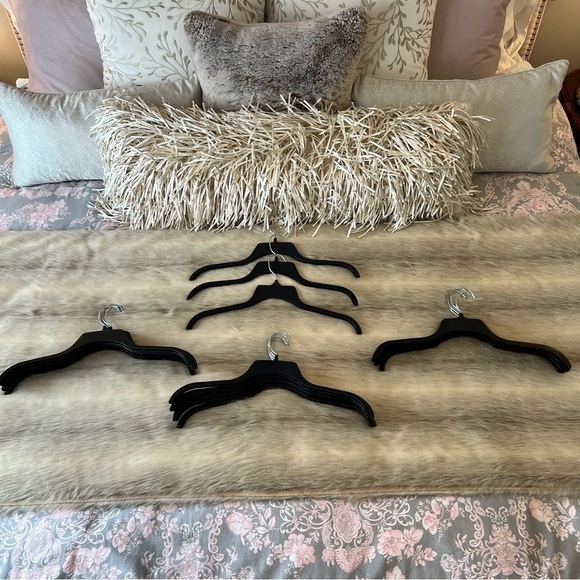 RESELLERS BUNDLE 18 Black Heavy Plastic Swivel Grip Shoulders Shirt Hangers 17” - Picture 3 of 6